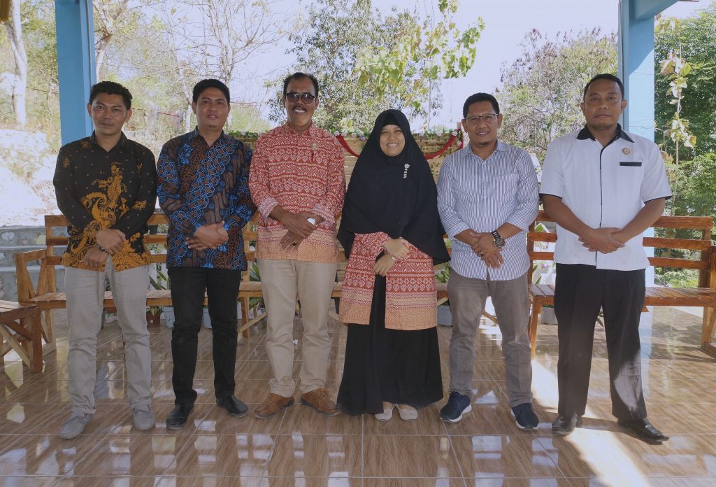 Foto Bersama Komisioner, koordinator Sekretarian dan Staf Bawaslu Kota bima dan Bawaslu Dompu (31/7/2019)