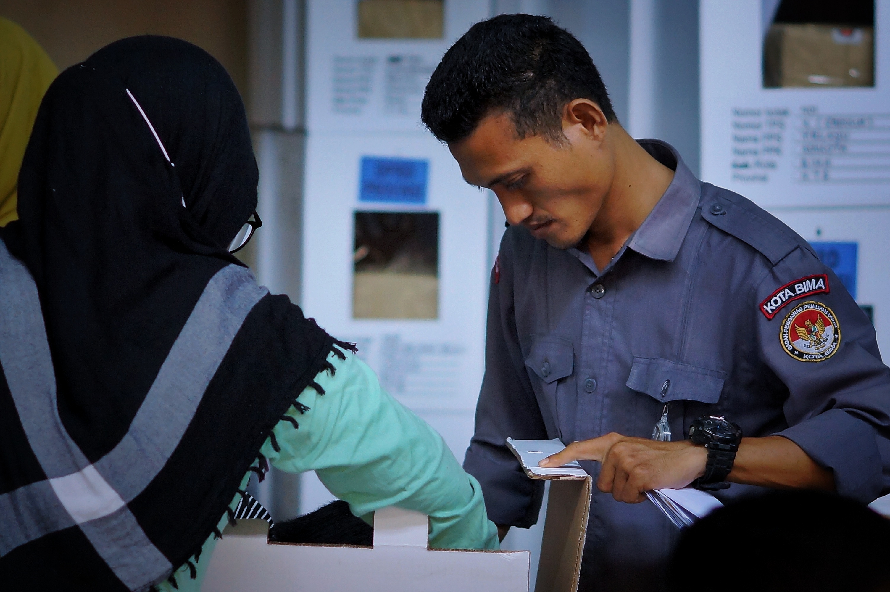 Devisi Pengawasan Bawaslu Kota Bima Awasi Pengepakan dan pengisian Logistik Pemilu kedalam Peti