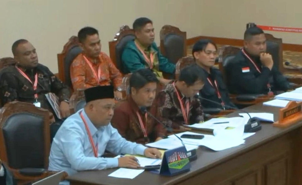 Anggota Bawaslu RI Totok Hariyono, Anggota Bawaslu NTB Suhardi dan Anggota Bawaslu Kota Bima Idhar saat sidang pendahuluan PHP di MK