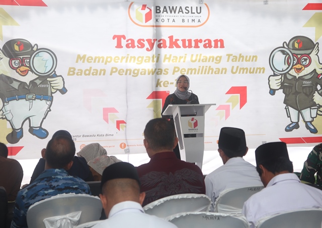 Ketua Bawaslu Kota Bima saat Memberi Sambutan pada Tasyakuran memperingati HUT Bawaslu RI ke-17