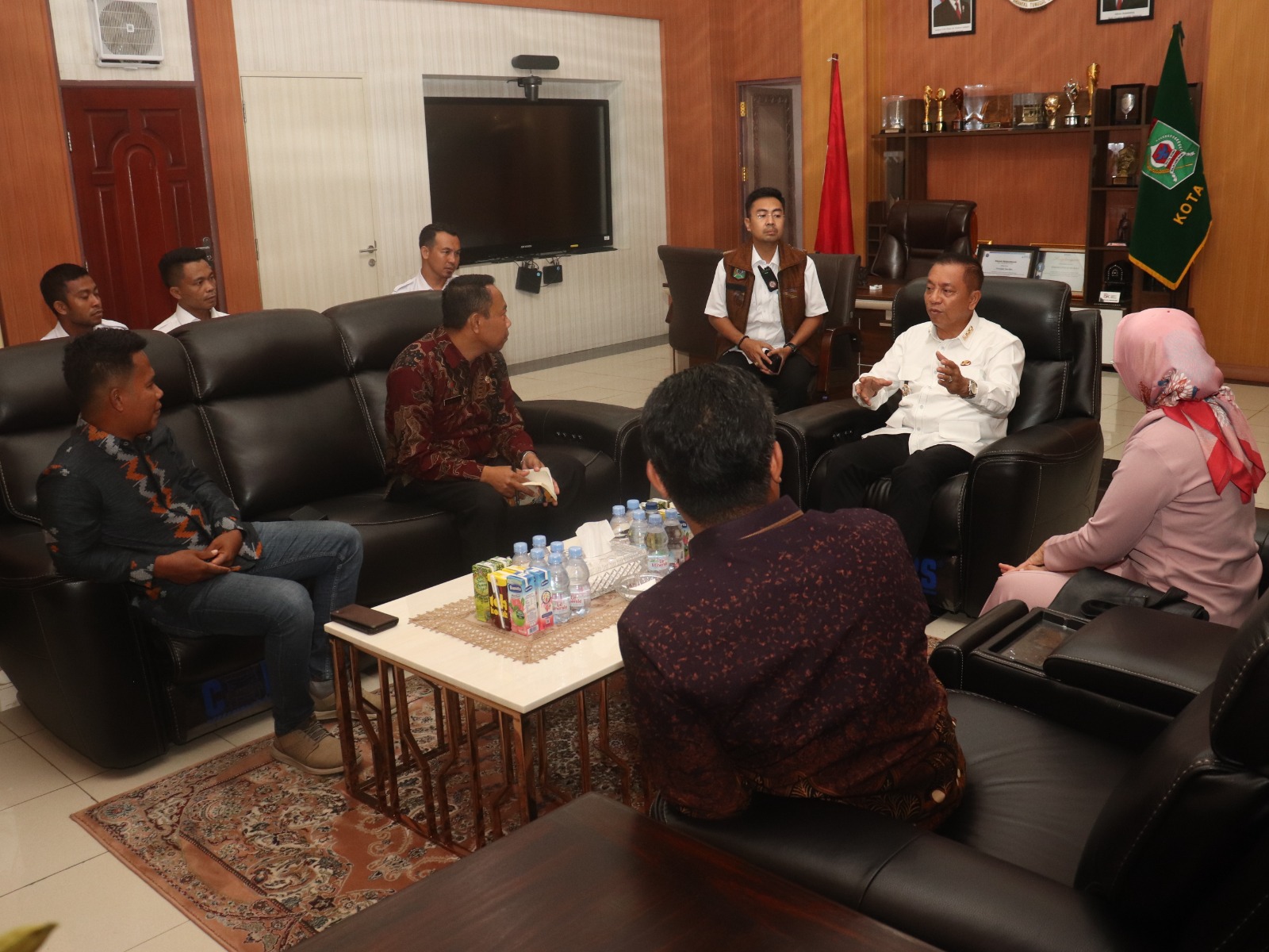 Ketua Bawaslu Kota Bima, Kordiv HP2H, Kordiv P2PS dan Plt. Koordinator Sekretariat dan Walikota Bima