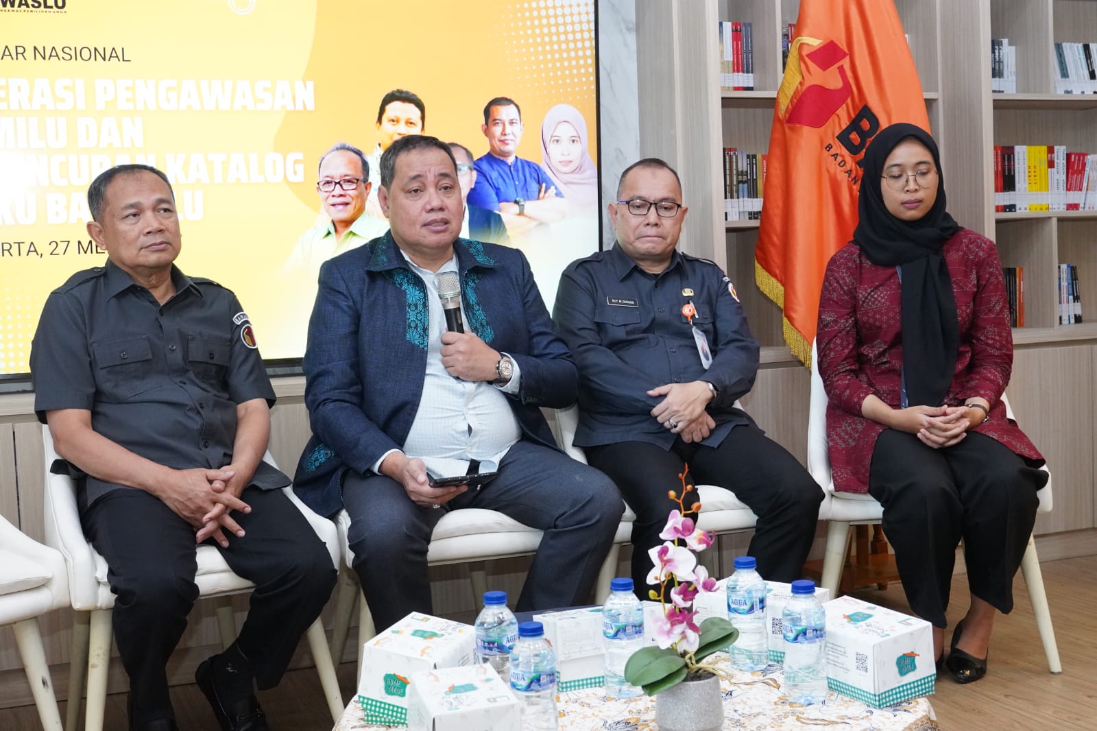 Anggota Bawaslu Herwyn JH Malonda bersama Sekjen Bawaslu Ichsan Fuady saat membuka Seminar Nasional Literasi Pengawasan Pemilu dan Peluncurkan Katalog Buku Bawaslu di Perpustakaan Bawaslu, Selasa, (27/5/2025).