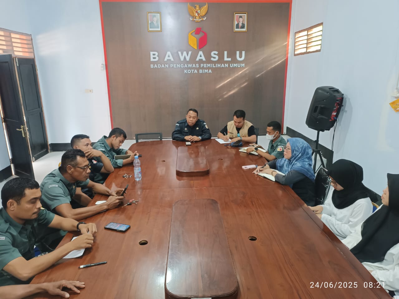 Plt Koordinator Sekretariat Bawaslu Kota Bima, Subhan, ST bersama staf saat Rapat Persiapan Pengawasan Pencocokan & Penetiliat Terbatas di ruang rapat Bawaslu Kota Bima pada Selasa (24/6/2025)