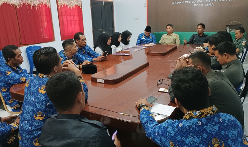 Anggota Bawaslu Kota Bima Dr. Khairul Amar HA, Idhar S.Sos.,M.H dan Plt. Koordinator Sekretariat Subhan, ST bersama staf saat Rapat Internal sekaligus Penyambutan tiga CPNS tahun 2024 di Ruang Rapat Bawaslu Kota Bima, Senin (2/6/2025)