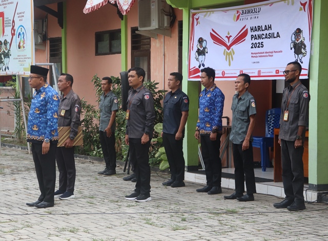Plt. Koordinator Sekretariat Bawaslu Kota Bima Subhan dan Staf saat Upacara Memperingati Hari Lahir Pancasila tahun 2025, Senin 2 Juni 2025