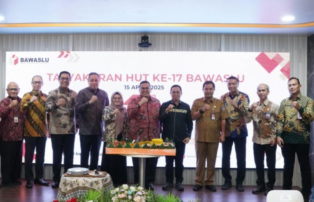 Ketua Bawaslu Rahmat Bagja berfoto bersama dalam acara Tasyakuran HUT ke-17 Bawaslu yang digelar di Jakarta, Selasa (15/4/2025).