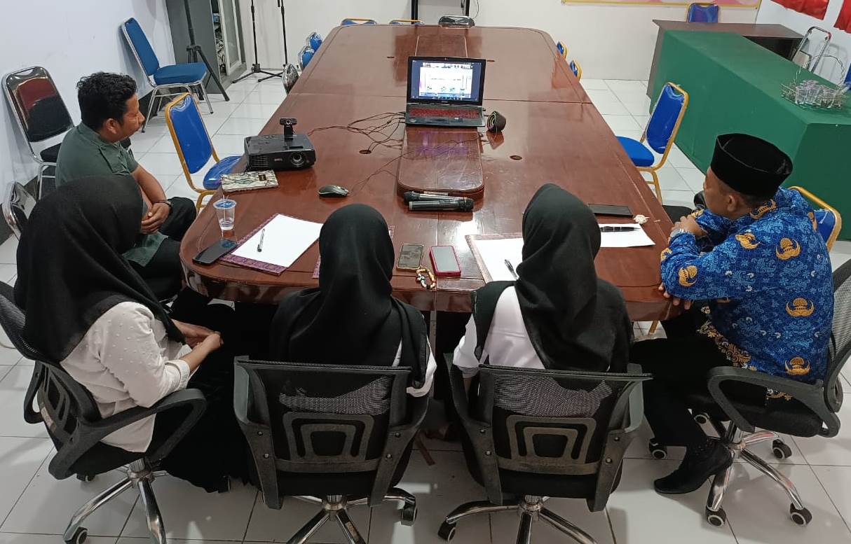 Ptl. Koordinator Sekretariat Bawaslu Kota Bima Subhan, ST bersama staf Teknis serta CPNS baru mengikuti pengarahan serentak oleh Bawaslu RI melalui Daring pada Senin (2/6/2025)