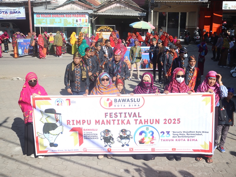 Rombongan Bawaslu Kota Bima pada Pawai Rimpu Mantika, Sabtu (26/4/2025)