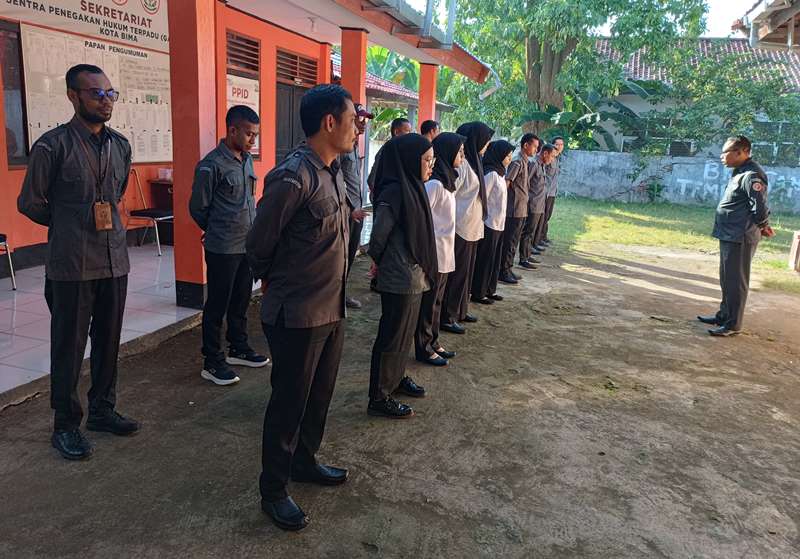 Plt. Koordinator Sektetariat Bawaslu Kota Bima, Suhan saat pimpin apel rutin pada Senin (7/7/2025)