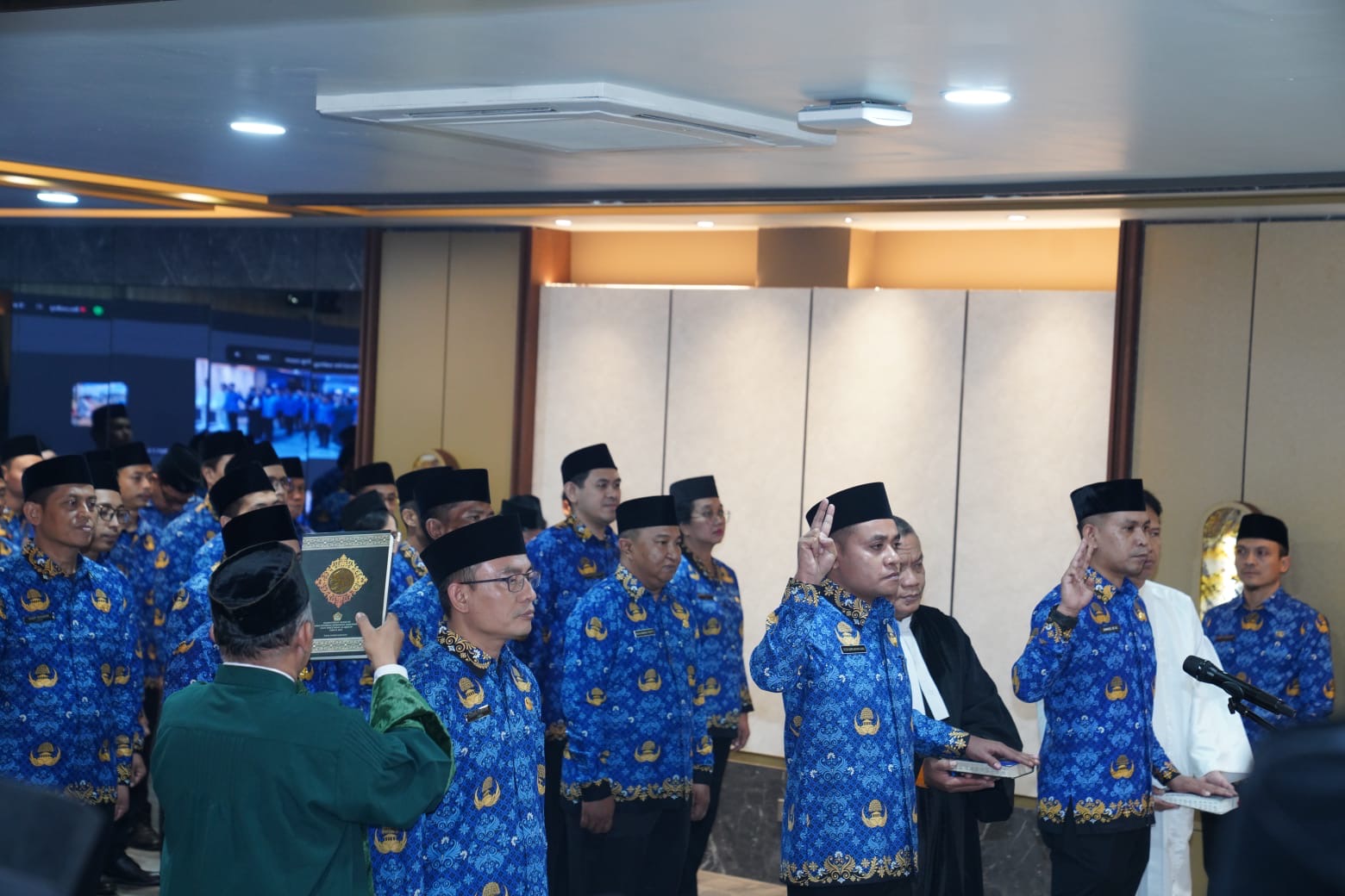 Pengambilan sumpah perwakilan Pegawai Pemerintah dengan Perjanjian Kerja (PPPK) melalui daring dan luring di Gedung Bawaslu, Jakarta, Selasa (1/7/2025)/Foto: Publikasi Pemberitaan Bawaslu