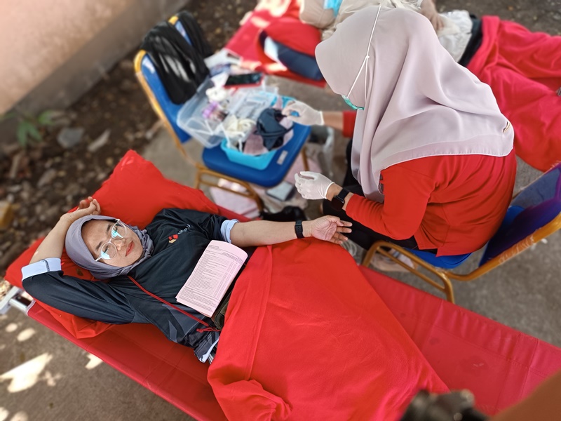 Ketua Bawaslu Kota Bima, Atina saat Donor Darah memperingati HUT ke 7 Bawaslu Kabupaten/Kota