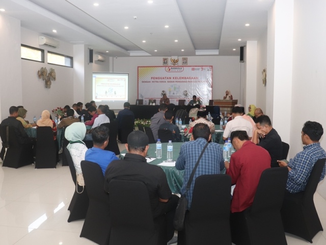 Ketua Bawaslu Kota bima, Atina saat membuka kegiatan penguatan kelembagaan bersama Mitra Kerja Bawaslu kota Bima pada Minggu (24/8/2025