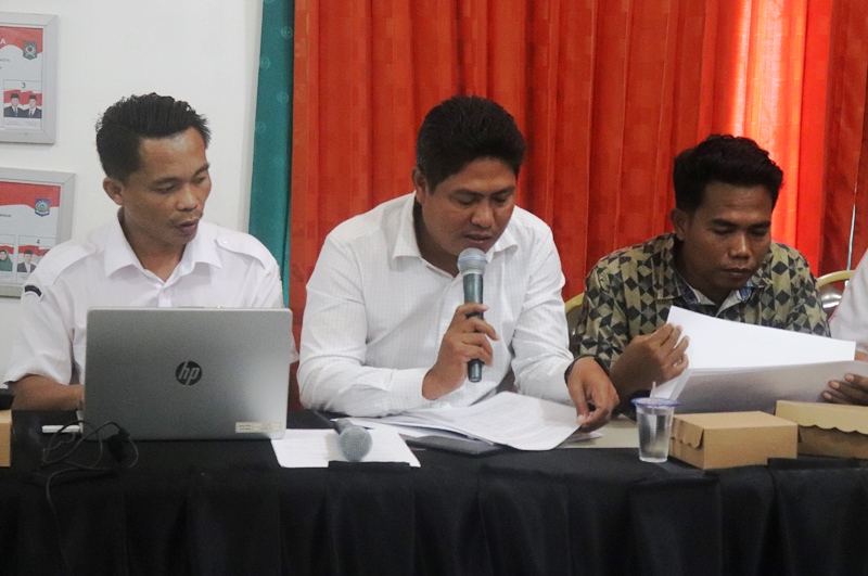 Anggota Bawaslu Kota Bima, Idhar, S.Sos.,M.H (tengah) dan Dr. Khairul Amar. HA (Kanan) beserta Staf saat Rapat Pleno Pemutakhiran Data Pemilih Berkelanjutan