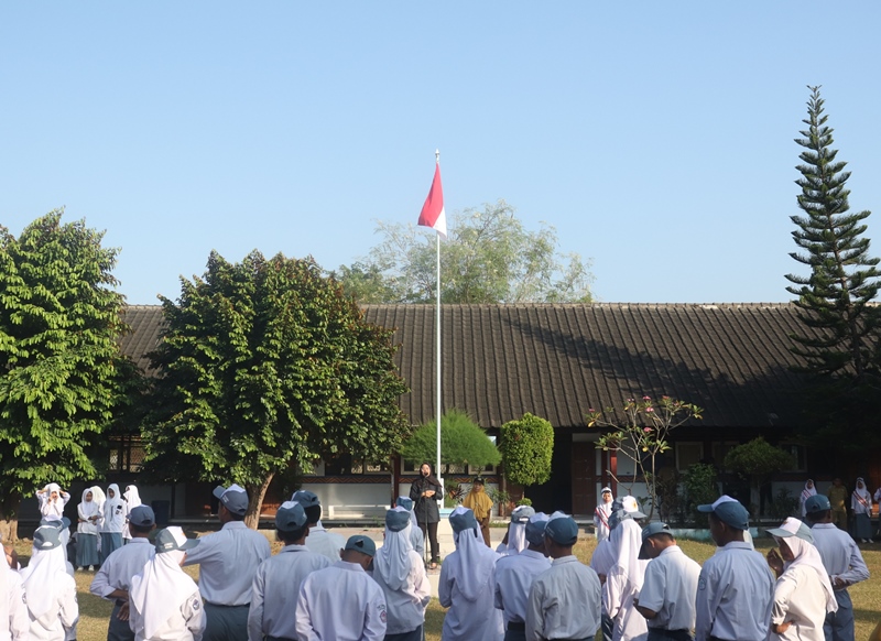 Ketua Bawaslu Kota Bima, Atina saat menjadi pembina Upacara di SMKN 1 Kota BIma