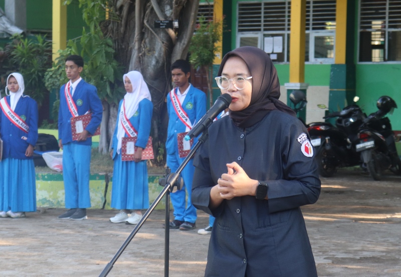 Ketua Bawaslu Kota Bima, Atina saat menjadi pembina Upacara di MAN 1 Kota Bima