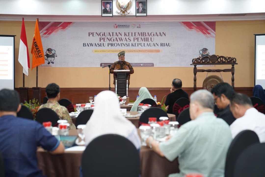 Ketua Bawaslu Rahmat Bagja saat menyampaikan arahan dalam Penguatan Kelembagaan Pengawas Pemilu di Kepulauan Riau, Jumat (5/9/2025)