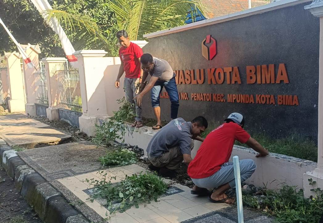 Suasana Gotong Royong Bawaslu Kota Bima