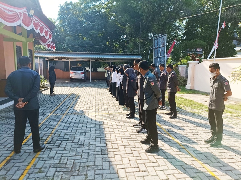 Ketua Bawaslu Kota Bima, Atina S.H. saat menjadi Pembina Apel pagi Bersama pada Senin (6/10/2025) di Halaman Kantor.