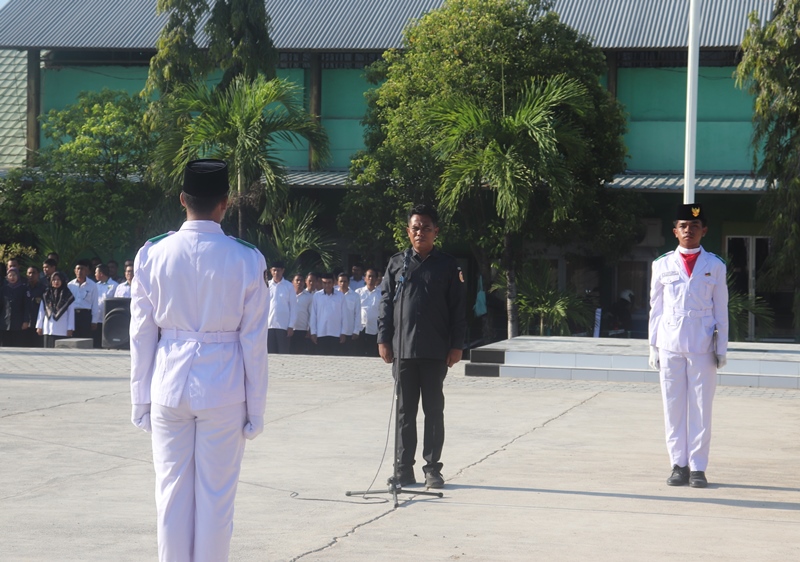 Kordiv. Penanganan Pelanggaran dan Penyelesaian Sengketa Bawaslu Kota Bima, Dr. Khairul Amar HA saat menjadi Pembina Upacara pada program Bawaslu Goes To School di MAN 2 Kota Bima (13/10/2025)