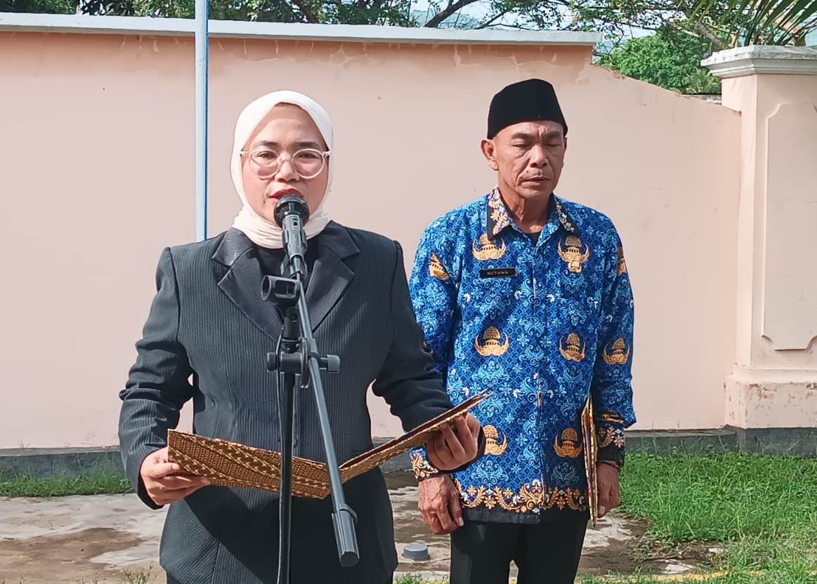 Ketuan Bawaslu Kota Bima,Atina saat menjadi Pembina Upacara pada Senin (10/11/2025)