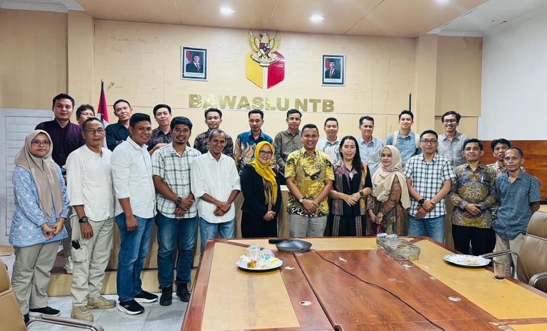 Foto Bersama pada kegiatan rapat Koordinasi Perkuat Pengawasan DPB pada Kamis (20/11/2025) di Ruang Rapat bawaslu NTB
