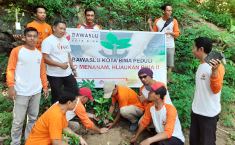 BAWASLU KOTA BIMA PARTISIPASI DALAM PENANAMAN 10.000 POHON