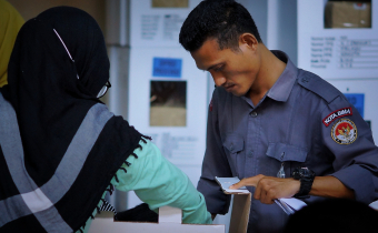 Devisi Pengawasan Bawaslu Kota Bima Awasi Pengepakan dan pengisian Logistik Pemilu kedalam Peti