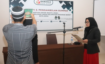 Ketua Bawaslu Kota Bima Lantik PAW Panwaslu Kecamatan Rasanae Barat