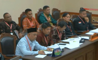 Anggota Bawaslu RI Totok Hariyono, Anggota Bawaslu NTB Suhardi dan Anggota Bawaslu Kota Bima Idhar saat sidang pendahuluan PHP di MK