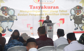 Ketua Bawaslu Kota Bima saat Memberi Sambutan pada Tasyakuran memperingati HUT Bawaslu RI ke-17