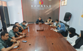 Plt Koordinator Sekretariat Bawaslu Kota Bima, Subhan, ST bersama staf saat Rapat Persiapan Pengawasan Pencocokan & Penetiliat Terbatas di ruang rapat Bawaslu Kota Bima pada Selasa (24/6/2025)