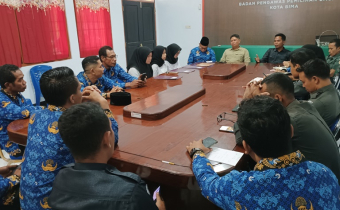 Anggota Bawaslu Kota Bima Dr. Khairul Amar HA, Idhar S.Sos.,M.H dan Plt. Koordinator Sekretariat Subhan, ST bersama staf saat Rapat Internal sekaligus Penyambutan tiga CPNS tahun 2024 di Ruang Rapat Bawaslu Kota Bima, Senin (2/6/2025)