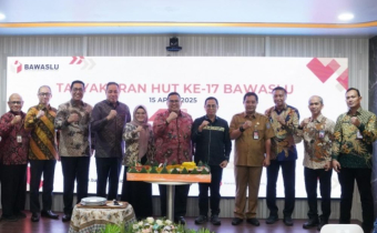 Ketua Bawaslu Rahmat Bagja berfoto bersama dalam acara Tasyakuran HUT ke-17 Bawaslu yang digelar di Jakarta, Selasa (15/4/2025).