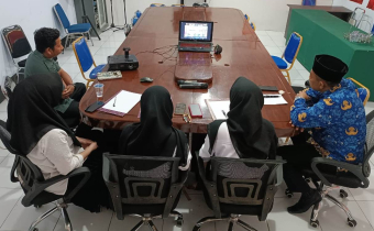 Ptl. Koordinator Sekretariat Bawaslu Kota Bima Subhan, ST bersama staf Teknis serta CPNS baru mengikuti pengarahan serentak oleh Bawaslu RI melalui Daring pada Senin (2/6/2025)