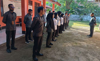 Plt. Koordinator Sektetariat Bawaslu Kota Bima, Suhan saat pimpin apel rutin pada Senin (7/7/2025)