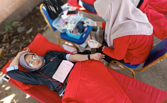 Ketua Bawaslu Kota Bima, Atina saat Donor Darah memperingati HUT ke 7 Bawaslu Kabupaten/Kota