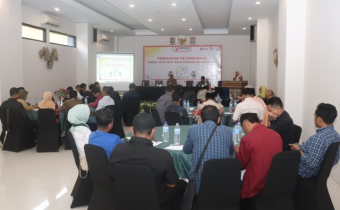 Ketua Bawaslu Kota bima, Atina saat membuka kegiatan penguatan kelembagaan bersama Mitra Kerja Bawaslu kota Bima pada Minggu (24/8/2025