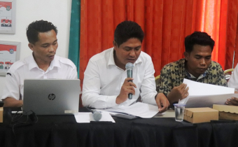 Anggota Bawaslu Kota Bima, Idhar, S.Sos.,M.H (tengah) dan Dr. Khairul Amar. HA (Kanan) beserta Staf saat Rapat Pleno Pemutakhiran Data Pemilih Berkelanjutan