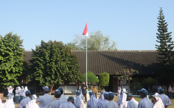 Ketua Bawaslu Kota Bima, Atina saat menjadi pembina Upacara di SMKN 1 Kota BIma