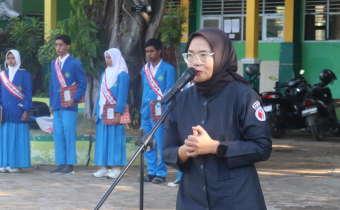 Ketua Bawaslu Kota Bima, Atina saat menjadi pembina Upacara di MAN 1 Kota Bima