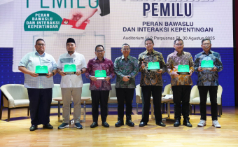 Sejumlah tokoh nasional dalam Bedah Buku 'Dinamika Pengawasan Pemilu: Peran Bawaslu dan Interaksi kepentingan' di Jakarta, Sabtu (30/8/2025)