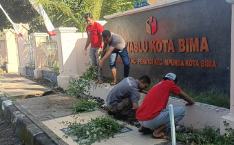 Suasana Gotong Royong Bawaslu Kota Bima