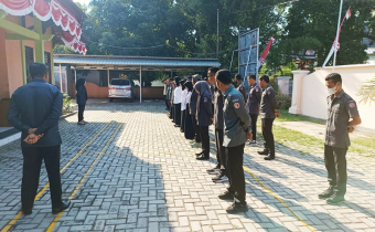 Ketua Bawaslu Kota Bima, Atina S.H. saat menjadi Pembina Apel pagi Bersama pada Senin (6/10/2025) di Halaman Kantor.