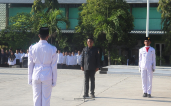 Kordiv. Penanganan Pelanggaran dan Penyelesaian Sengketa Bawaslu Kota Bima, Dr. Khairul Amar HA saat menjadi Pembina Upacara pada program Bawaslu Goes To School di MAN 2 Kota Bima (13/10/2025)