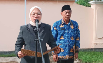 Ketuan Bawaslu Kota Bima,Atina saat menjadi Pembina Upacara pada Senin (10/11/2025)