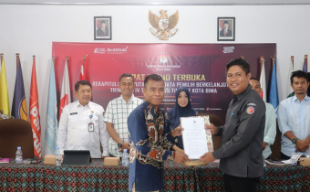 Anggota Bawaslu Kota Bima, Idhar menerima Berita Acara hasil Pleno PDPB Triwulan IV tahun 2025 pada Senin (8/12/2025)