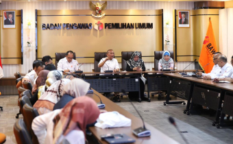 Sekretaris Jenderal Bawaslu Ferdinand Eskol Tiar Sirait memimpin rapat pemaparan program kerja dan anggaran tahun 2026